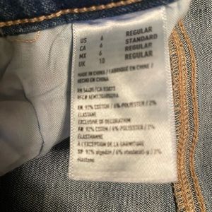 American Eagle Distressed Skinny Jeans sz 6. Excellent condition.